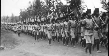 Battalion, King's African Rifles, marching in formation, 1902